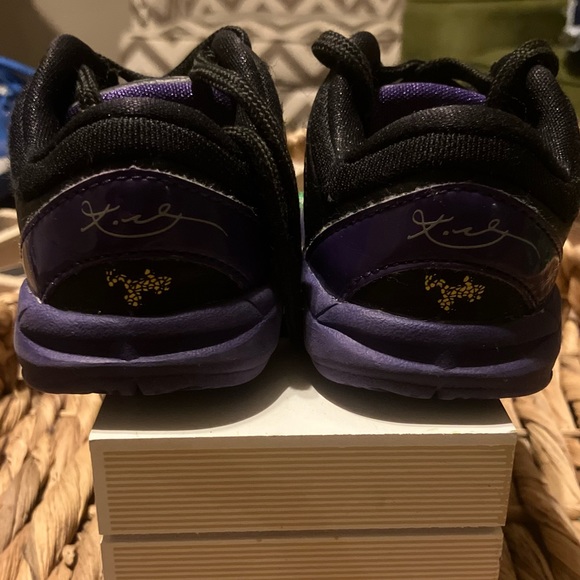 NIKE KOBE SHOES SIZE 6C GENTLY USED KOBE BRYANT BLACK AND PURPLE LA LAKERS - Picture 4 of 9